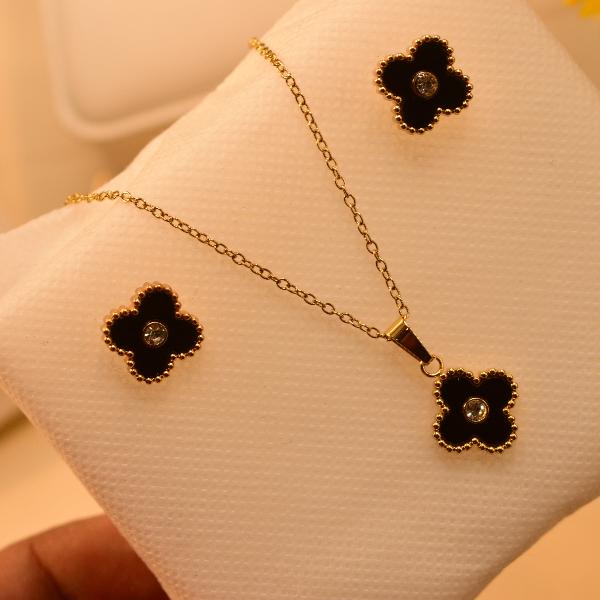 Dazzling Clover: Black Necklace Set with Centered Stone