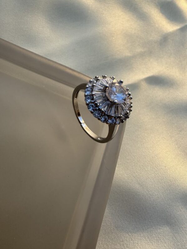 Elegant Zirconian Silver Flower Ring