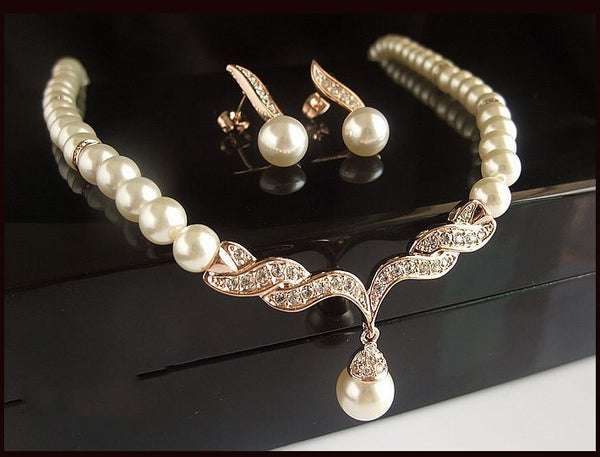 Timeless Elegance,Details Golden necklace set
